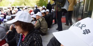 Cả 1000 người tọa kháng đều đội mũ trắng