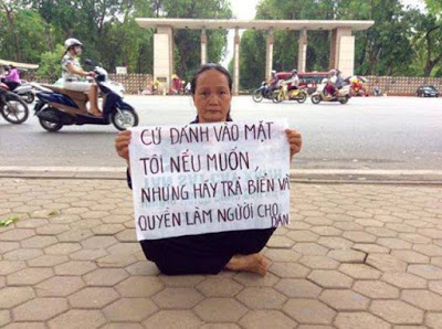 Cô giáo Trần Thị Thảo tọa kháng trước cổng công viên Thống Nhất sáng 13/5/2016