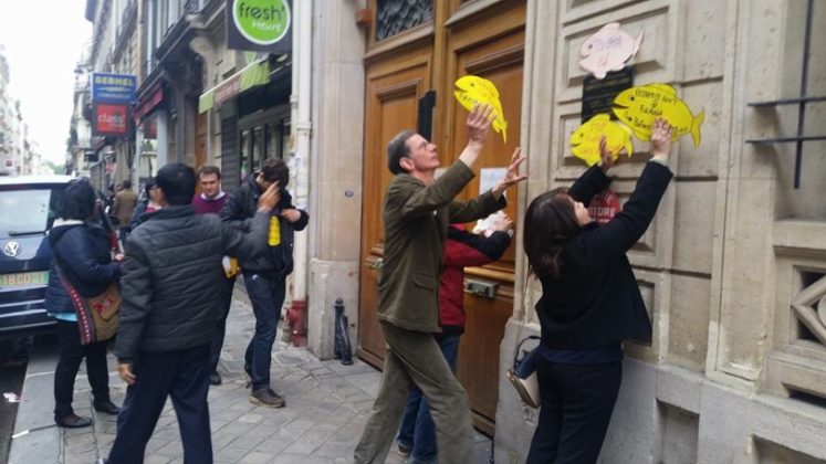 Bày tỏ phản đối môi sinh tại sứ quán VC tại Paris, 13-05-2016