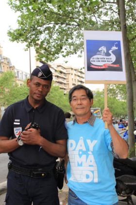 Cảnh sát Tây cùng người biểu tình. Paris 13-05-2016