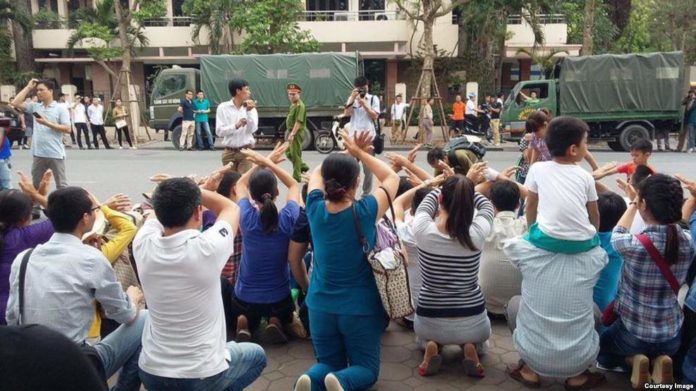 Người biểu tình tọa kháng trước Ủy ban Nhân dân Hà Nội, ngày 7 tháng 5 năm 2016.