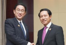 Ngoại Trưởng Nhật (trái) và Ngoại trưởng Lào