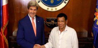 Tổng Thống Philippines Rodrigo Duterte (phải) và Ngoại Trưởng Hoa Kỳ John Kerry
