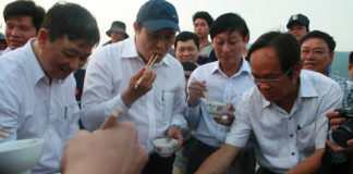 Hình minh họa: Lãnh đạo Đà Nẵng ăn cá biển để tuyên truyền