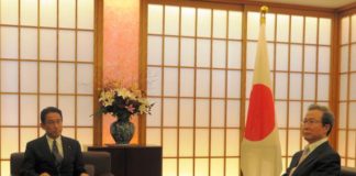 Ngoại Trưởng Nhật Kishida Fumio (trái) gọi Đại sứ Trung Quốc đến kháng nghị (09/08/2016)