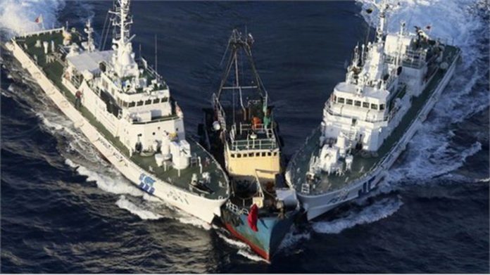 Hai tàu Hải giám Trung Quốc đâm một tàu cá Việt Nam