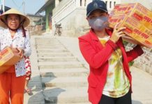 Ngư dân Quảng Bình nhận gạo cứu trợ