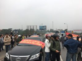 Dân chặn giao thông qua lại cầu Bến Thủy (TP Vinh, Nghệ An) để phản đối việc thu lệ phí hôm 3/12/2016.