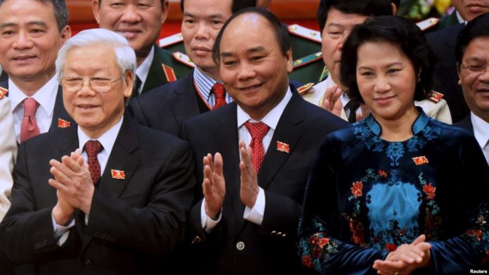 Từ trái sang: Tổng Bí thư Nguyễn Phú Trọng, Thủ tướng Nguyễn Xuân Phúc và Chủ tịch Quốc hội Nguyễn Thị Kim Ngân tại Đại hội XII, ngày 28/1/2016. Ảnh: VOA