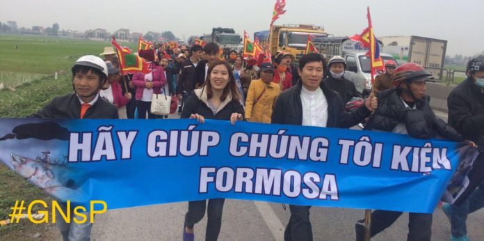 Đoàn người đi bộ 200 cây số đường từ Nghệ An về tòa án Kỳ Anh, Tỉnh Hà Tĩnh để kiện Formosa.
