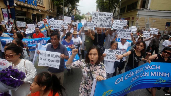 Hoạt động của nhà máy thép Formosa tại Hà Tĩnh bị trì hoãn liên tục vì các cuộc biểu tình. Ảnh: Reuters/VOA