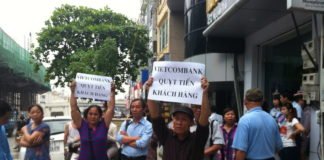 Nhiều nhà hoạt động đã biểu tình ngày 12/5/2015 trước trụ sở Ngân hàng Thương mại cổ phần Ngoại thương (Vietcombank) – chi nhánh Thanh Xuân, Hà Nội. Ảnh: Việt Báo