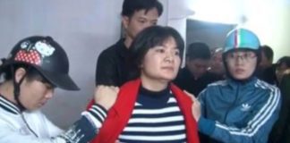 Nhà hoạt động Trần Thị Nga không có vẻ gì sợ hãi khi công an vào nhà bắt dẫn đi.