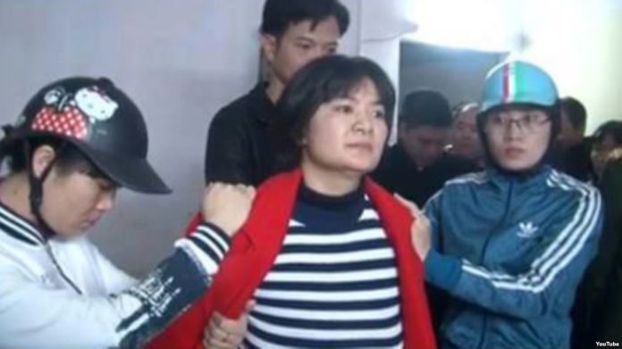 Nhà hoạt động Trần Thị Nga không có vẻ gì sợ hãi khi công an vào nhà bắt dẫn đi.