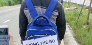Nhóm người đi bộ từ Sài Gòn ra Bình Thuận mang khẩu hiệu đánh động dư luận quan tâm bảo vệ biển Bình Thuận.