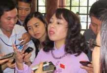 Nguyễn Thị Kim Tiến, Bộ Trưởng Y Tế trả lời phỏng vấn của báo chí.
