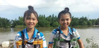 Hai em học sinh Nguyễn Thị Quỳnh Trâm, Nguyễn Thị Ngọc Nhung và áo phao tự chế. Ảnh: Báo Mới