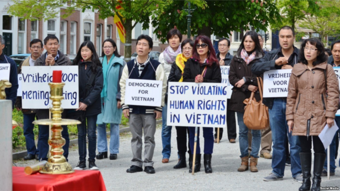 Một cuộc tuần hành vì nhân quyền cho Việt Nam của cộng đồng người Việt tại Hòa Lan. (Ảnh chụp từ Youtube Thu Tran)