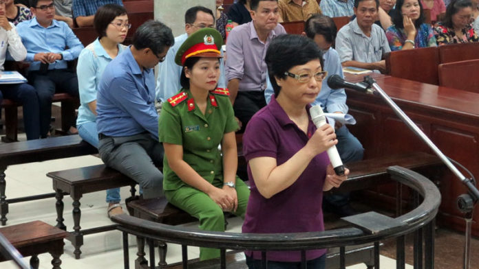 Cựu Dân biểu Quốc hội Châu Thị Thu Nga bị tòa án cấm khai về số tiền 30 tỉ chạy suất đại biểu (5/10/2017). Ảnh: Vietnamnet.