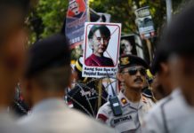 Aung San Suu Kyi bị coi là nỗi thất vọng của những người yêu dân chủ ở Myanmar khi im lặng trước vấn đề diệt chủng người Rohingya. Ảnh: Darren Whiteside/Reuters