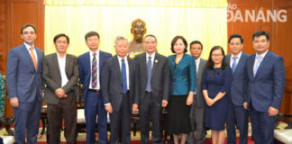 Bí thư thành ủy Đà Nẵng Trương Quang Nghĩa (thứ 5 từ trái sang) tái hội ngộ với ông Linqun Jin – Chủ tịch Ngân hàng Đầu tư Cơ sở hạ tầng Châu Á AIIB – vào ngày 8/11/2017. Ảnh: Báo Đà Nẵng