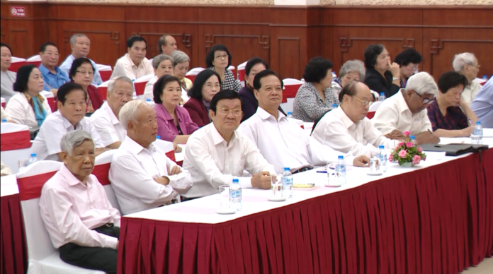 Các cựu quan chức dự hội nghị gặp mặt cán bộ cấp cao nghỉ công tác, nghỉ hưu ở cả ba miền Bắc – Trung – Nam tại Hà Nội hôm 17/5/2017. Ảnh: Truyền hình Sóc Trăng