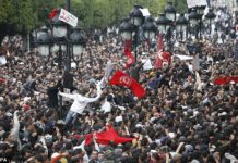 Người dân Tunisia tụ tập biểu tình đông đảo trước cổng Bộ Nội Vụ để phản đối tổng thống Ben Ali của nước nầy trong cuộc cách mạng dân chủ năm 2011. Ảnh: EPA