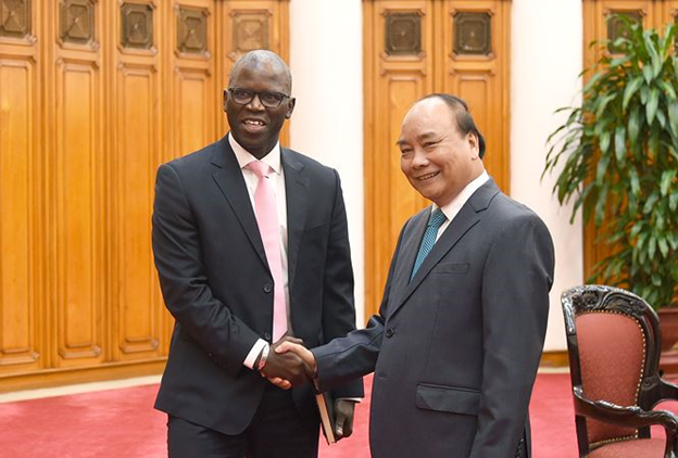nguyen xuan phuc va GD world Bank in VN Cái bắt tay này chẳng chứng tỏ được gì. Vào tháng 9/2017, trong cuộc gặp Giám đốc quốc gia Ngân hàng Thế giới (WB) tại Việt Nam Ousmane Dione, Thủ tướng Nguyễn Xuân Phúc đã lộ ra “lời đề nghị khiếm nhã” khi bộc lộ động tác “xin tiền” một cách công khai. Phía WB đã hoàn toàn phớt lờ đề nghị này. Ảnh: Tiền Phong