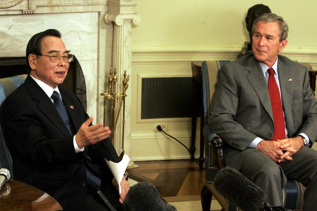 Cựu thủ tướng Phan Văn Khải trong chuyến thăm Hoa Kỳ tháng 6/2005. Ảnh: AP