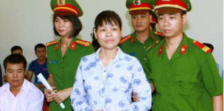 Giữa năm 2016, ngay sau khi Tổng thống Obama rời Hà Nội, nữ thủ lĩnh dân oan Cấn Thị Thêu đã bị công an bắt giam và lôi ra tòa xử tù. Ảnh: BBC.com/CaliToday