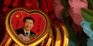 Các món quà lưu niệm với chân dung chủ tịch Tập Cận Bình được bày bán tại Thiên An Môn, ngày 26/02/2018. Ảnh: REUTERS/Thomas Peter