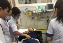 Hình ảnh anh Trương Dũng được cấp cứu tại bệnh viện. Ảnh: Blog Nguyễn Tường Thụy.