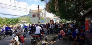 Hàng trăm người dân tập trung trước UBND xã Mỹ Thọ, huyện Phù Mỹ, Bình Định hôm 20/4/2018 để đòi người bị bắt trước đó Ảnh: Tin Tây Nguyên