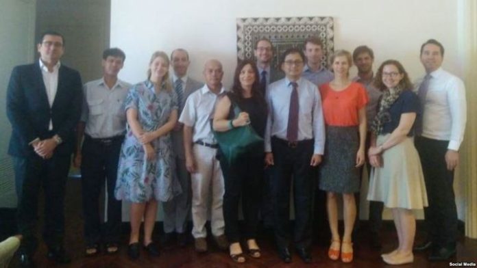 My va EU gap go activists SGN 15-5-2018 Ảnh: từ trái, Miguel Moro Aguila (ĐSQ Tây Ban Nha), Phạm Chí Dũng, Catherine Welter (Tham tán Chính trị EU tại Hà Nội), Nicolo Costantini (ĐSQ Italia), Phạm Bá Hải, Fabienne Runyo (ĐSQ Pháp), Tim Krap (ĐSQ Hà Lan), Lê Công Định, Graham (ĐSQ Anh), Victoria Rhodin Sandstrom (ĐSQ Thụy Điển), Konrad Lax (Đại sứ quán Đức), Pontius Pamela và Justin Brown (TLS Mỹ). Ảnh: FB Phạm Bá Hải