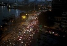 Sài Gòn giờ tan tầm, giao thông càng trầm trọng hơn khi đường phố ngập lụt. Ảnh: AP