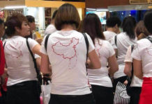 Du khách Trung Quốc mặc áo in hình "đường lưỡi bò" khi nhập cảnh tại sân bay Cam Ranh hôm 13/5/2018.