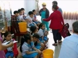 Các em học sinh có biểu hiện chóng mặt, nôn ói, đau bụng ngay sau khi uống sữa Nutrifood trong chương trình Sữa học đường. Ảnh: FB Nguyễn Huỳnh Thuật