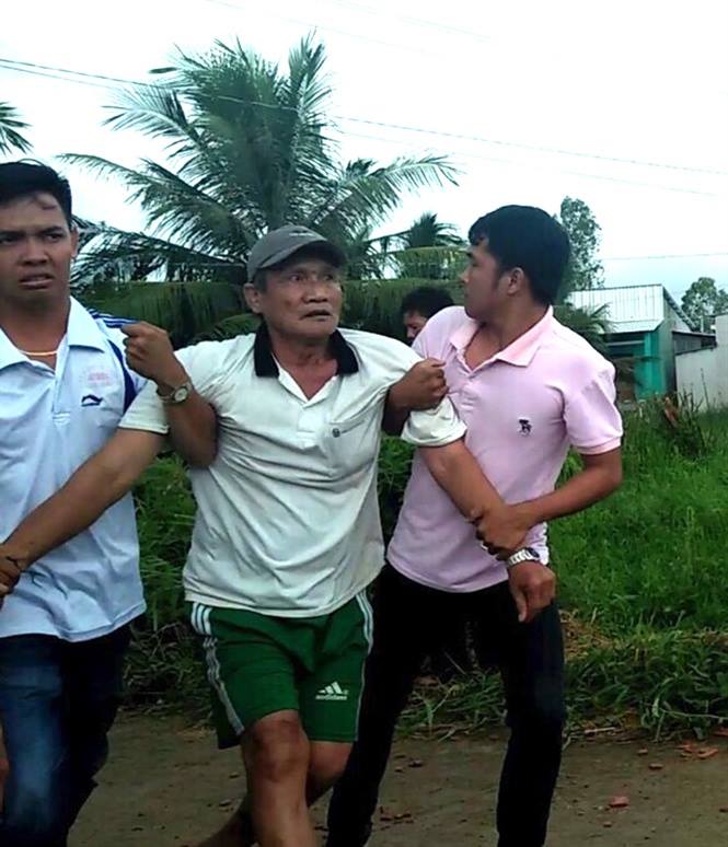 họ bẻ quặt tay tôi