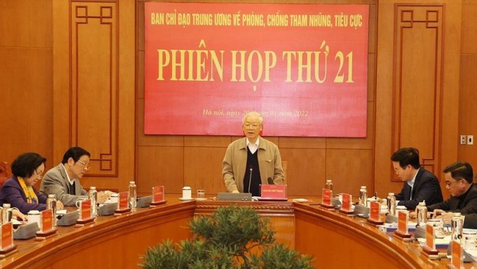 ông Trọng đốt lò để