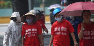 Người dân ngoại thành Hà Nội lên Quốc Hội khiếu kiện về đất đai trước đây. Ảnh: AFP