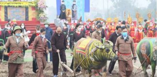 Chủ Tịch Nước Nguyễn Xuân Phúc làm lễ Tịch Điền với “trâu giả hổ” ở tỉnh Hà Nam hôm 7/2/2022.
