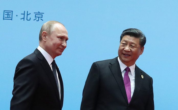 Trong hoàn cảnh Nga đã ngả theo Trung Quốc, Việt Nam khó có thể dựa vào Moscow để cân bằng ảnh hưởng của Trung Quốc như trước. Trong hình, Chủ Tịch Trung Quốc Tập Cận Bình (phải) và Tổng Thống Nga Vladimir Putin trong diễn đàn “Vành Đai và Con Đường” ở Bắc Kinh hôm 27 Tháng Tư, 2019. Ảnh: Valery Sharifulin/ Sputnik/ AFP via Getty Images